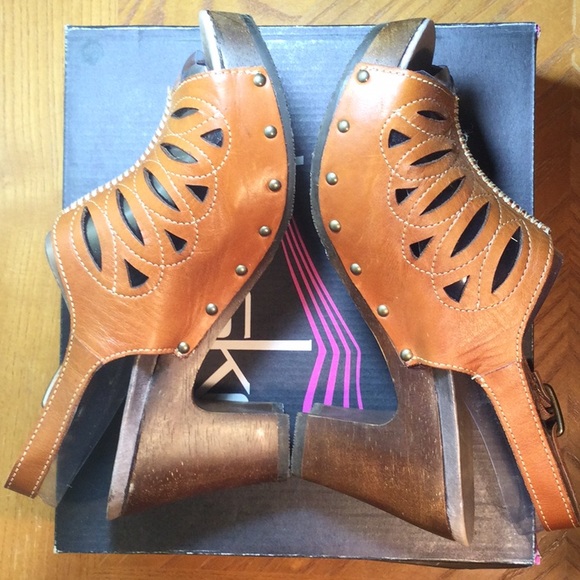 Dansko size 40 tan sandal heels - Picture 4 of 8